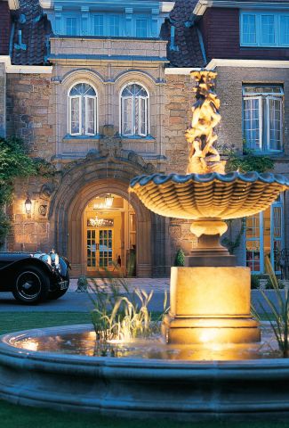 Classic car and fountain in Longueville Manor